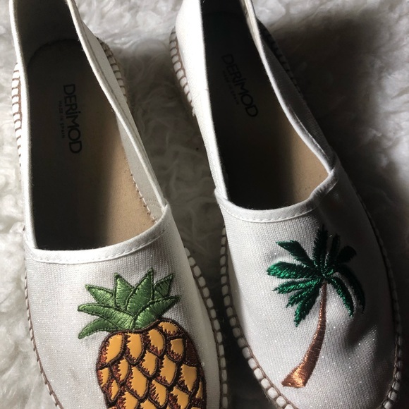 Pineapple and tree designed shoes size 6! :) - Picture 2 of 4